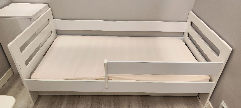 Zestaw mebli do pokoju dziecięcego.