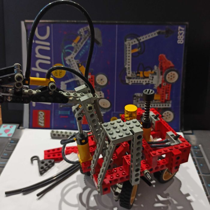 Lego 8837 Pneumatic Excavator Technic