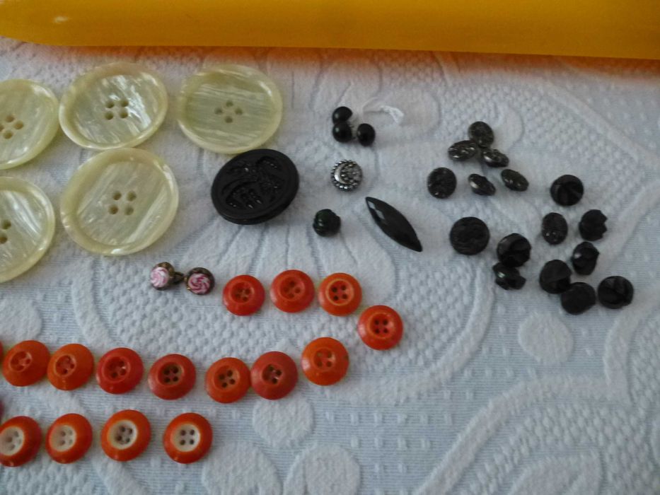 2 Lotes de botões , antigos e recentes