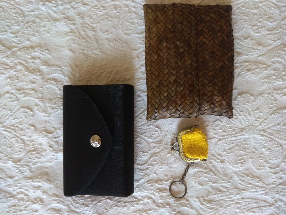 Bolsa de mão em malha com lantejoulas cinzenta e pequena bolsa em palh