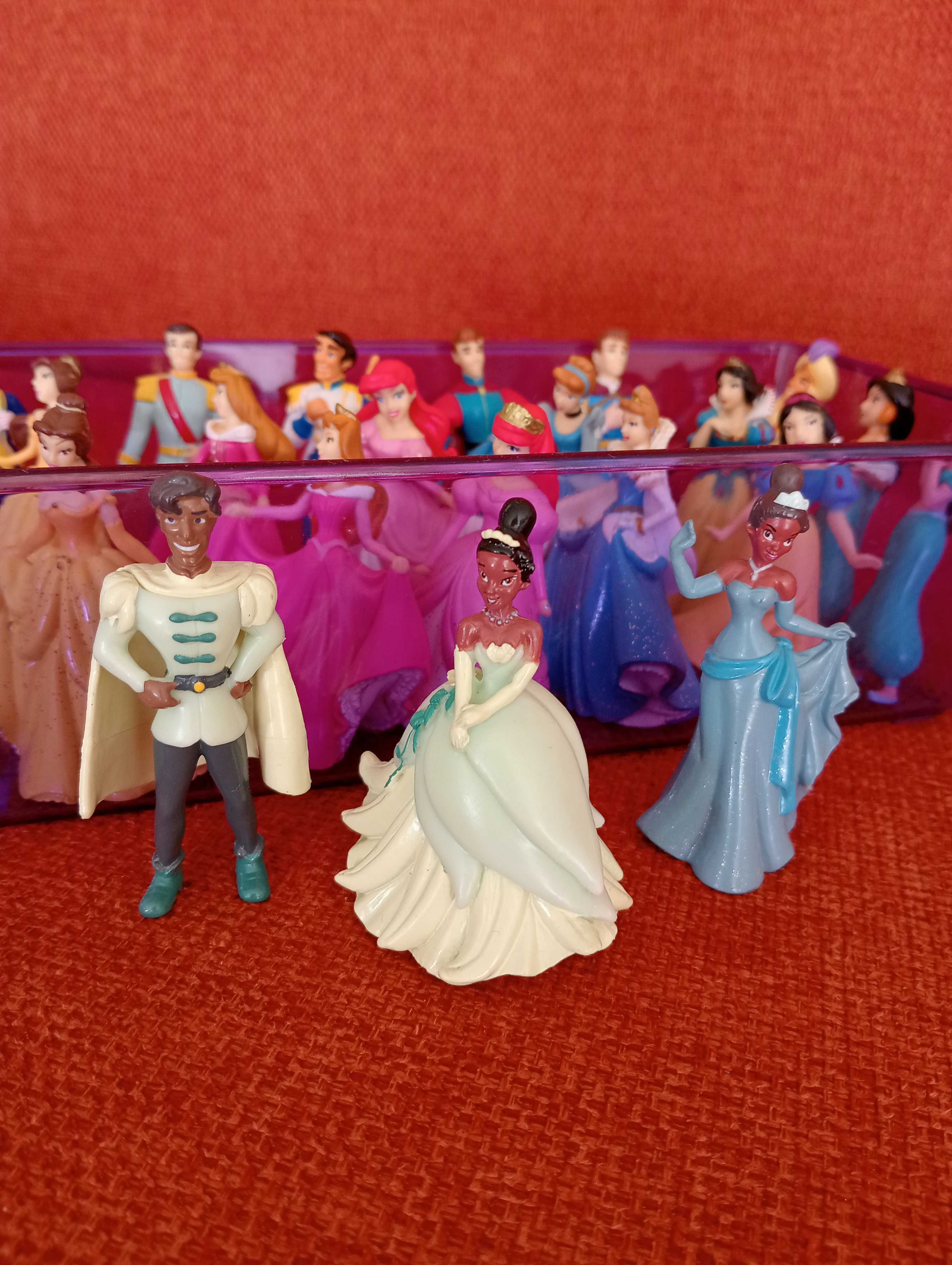 Princesas e Príncipes, 21 bonecos de plástico com 7cm de altura