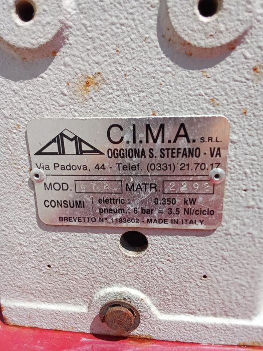 Máquina de meter rivetes