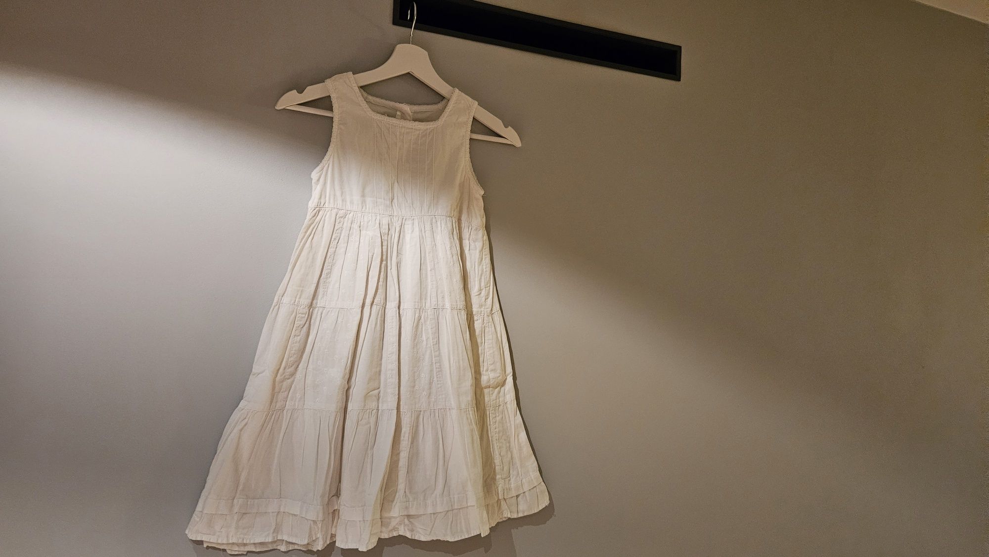 Sukienka 128 wiosna lato H&M suknia na podszewce biała