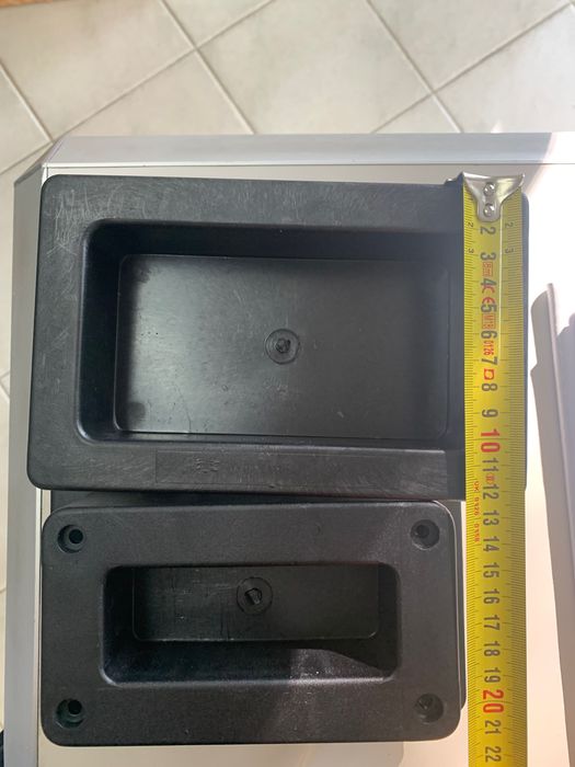 Puxador de embutir para porta seccionada