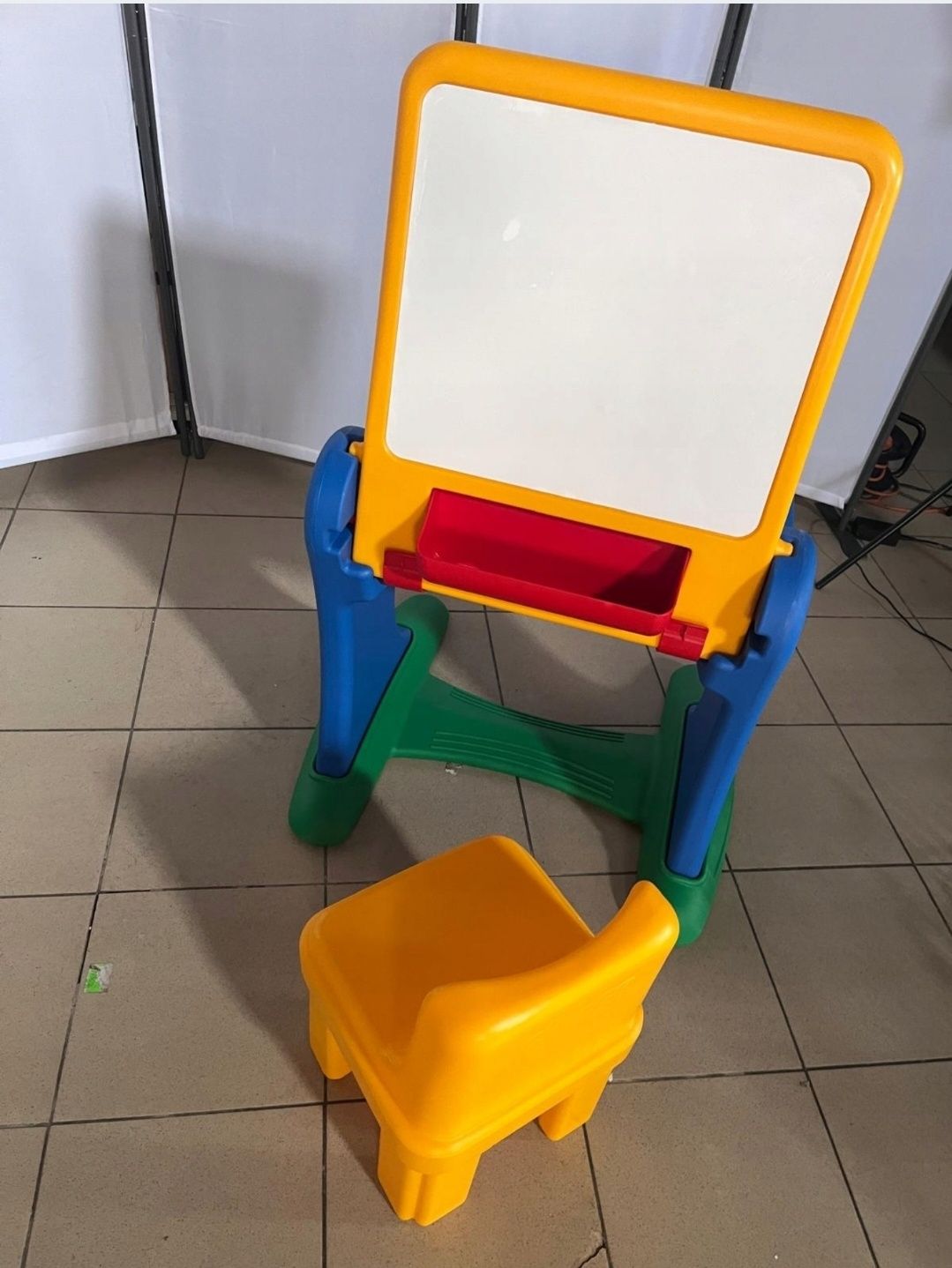 Chicco Edukacyjne biurko z tablicą i krzesełkiem