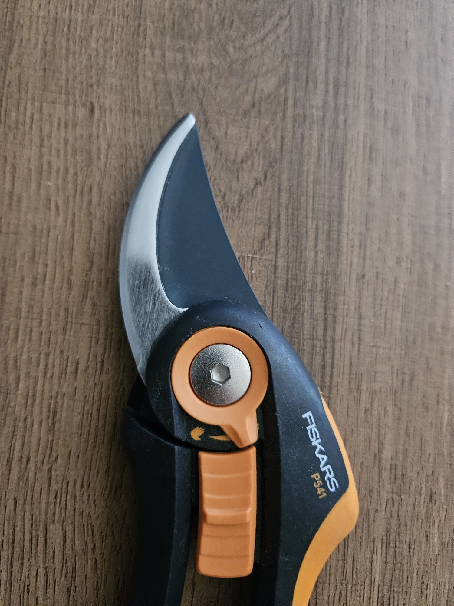 Sekator nożycowy Fiskars P541, do 24 mm do dużych i małych d