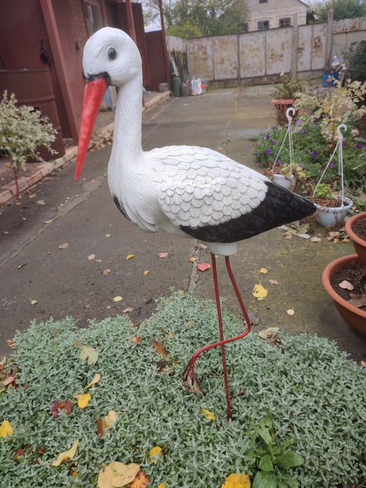 Фигуры садовые лебеди,лебедь