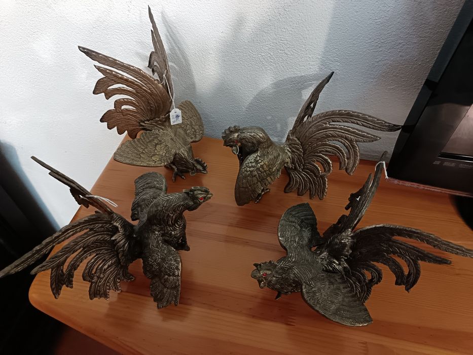 Conjunto com dois galos