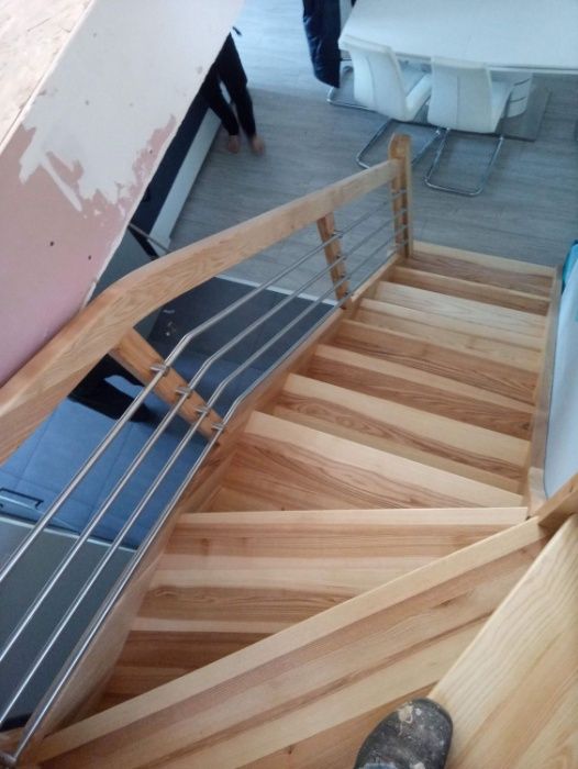 SCHODY BEZ PODSTOPNI samonośne drewniane producent montaż jesion buk