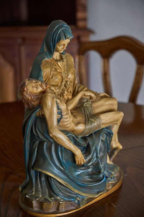 Escultura Maria e Jesus (Pietà)