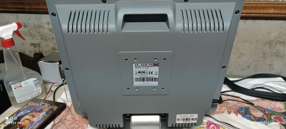 TV LCD com DVD a funcionar bem sem problemas.