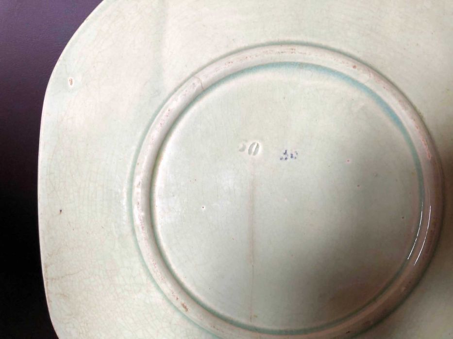 тарілка в стилі модерн