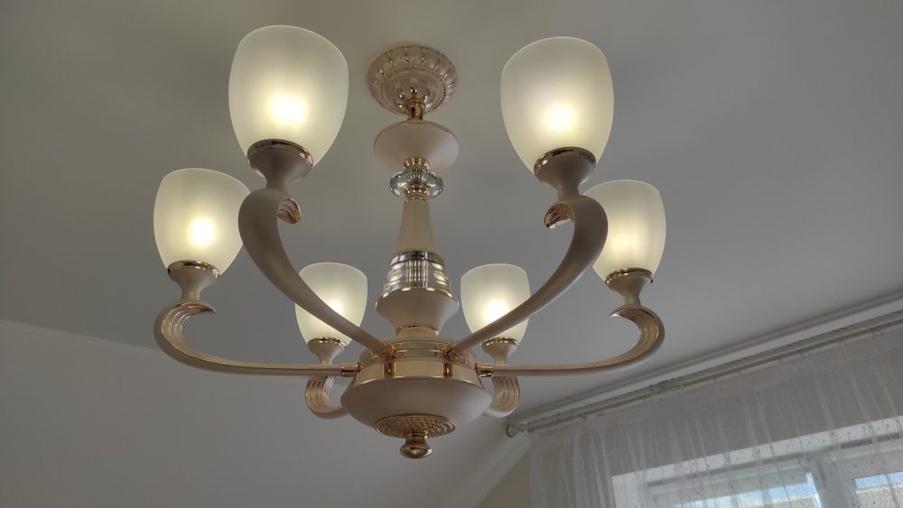 Продам люстру.                .