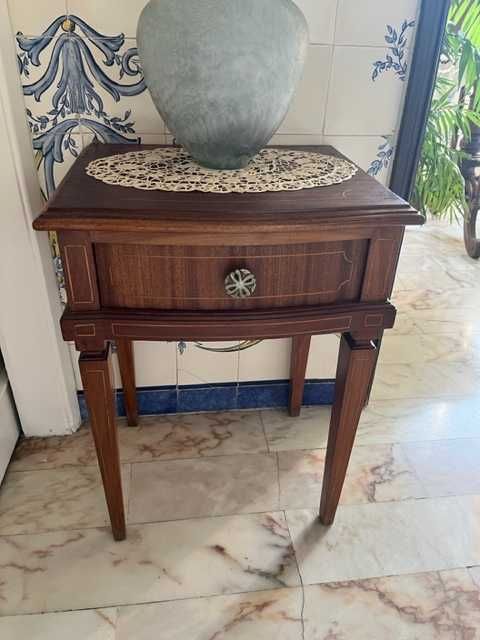 Mesa de apoio em madeira