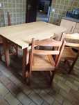 Mesa e seis cadeiras de madeira