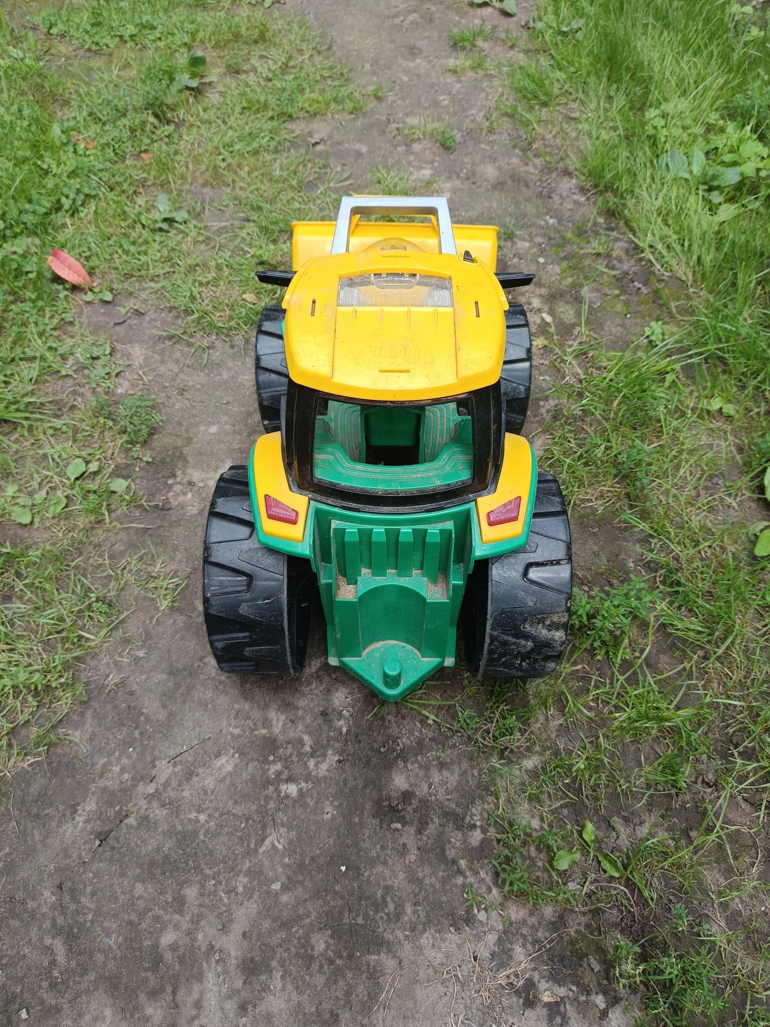 Duży ciągnik traktor
