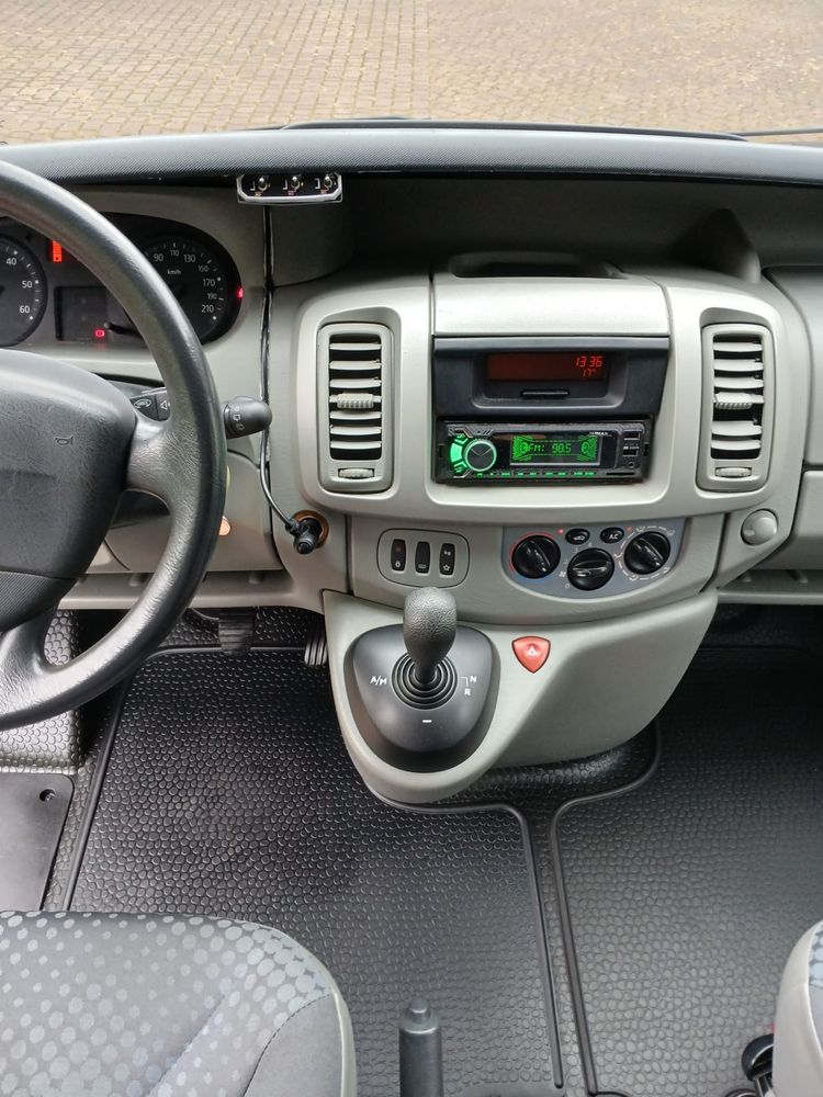 Renault Trafic przeznaczony dla przewozu niepełnosprawnych.