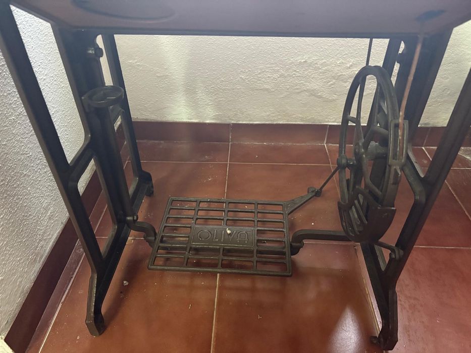 Máquina de Costura antiga OLIVA (a funcionar)