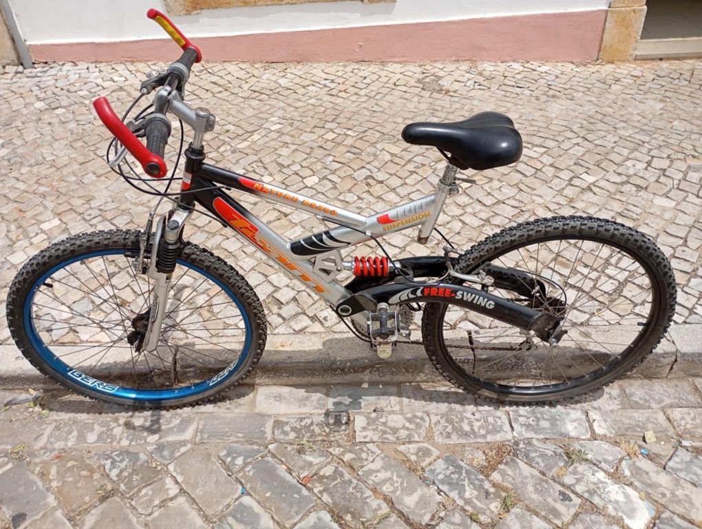 Bicicleta cinza e vermelho roda 26