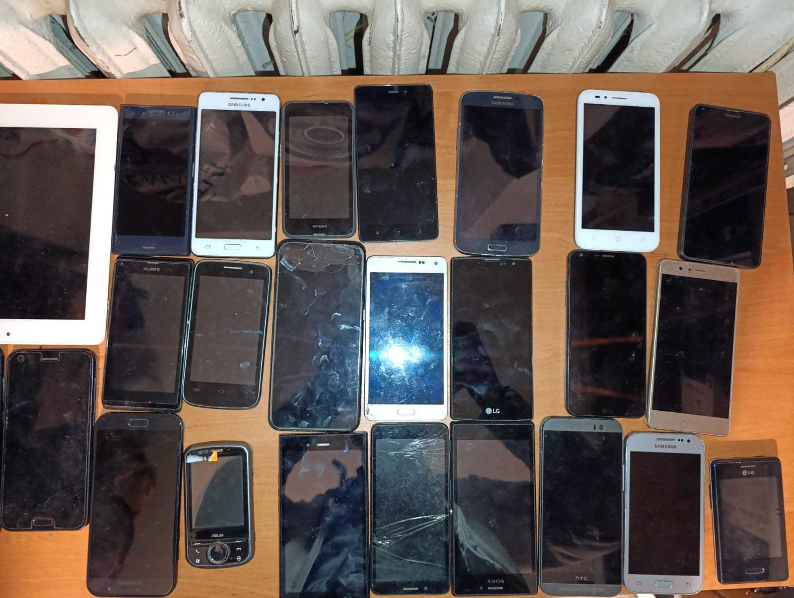 Telefony sprawne, działające, uruchamiają się wszystkie,