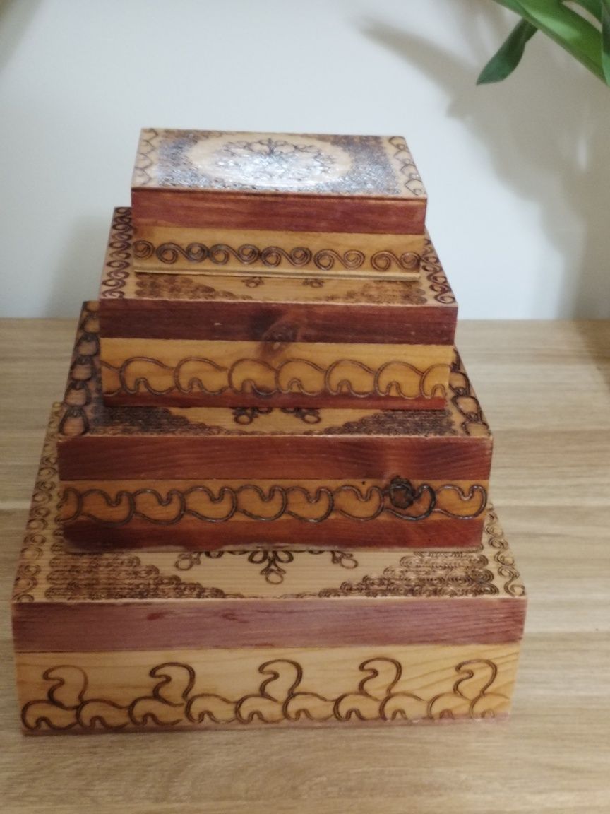 Szkatułka drewniana rzeźbiona komplet 4 szt Vintage