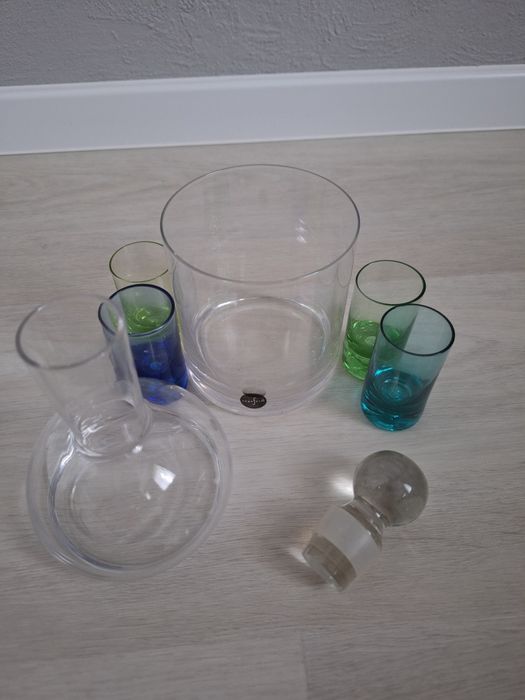 Karafka z pojemnikiem na lód i kolorowymi kieliszkami