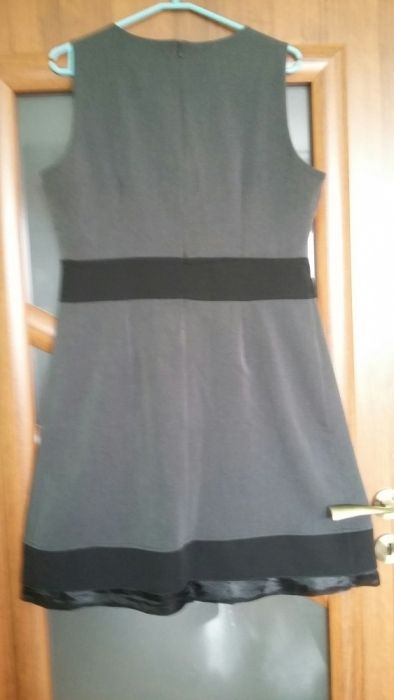 Elegancka sukienka bez rękawów biznesowa w szaro-czarnym kolorze