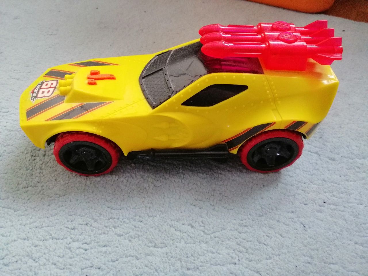 Samochód Master Blaster Hot Wheels . Wydaje dźwięki i świeci.