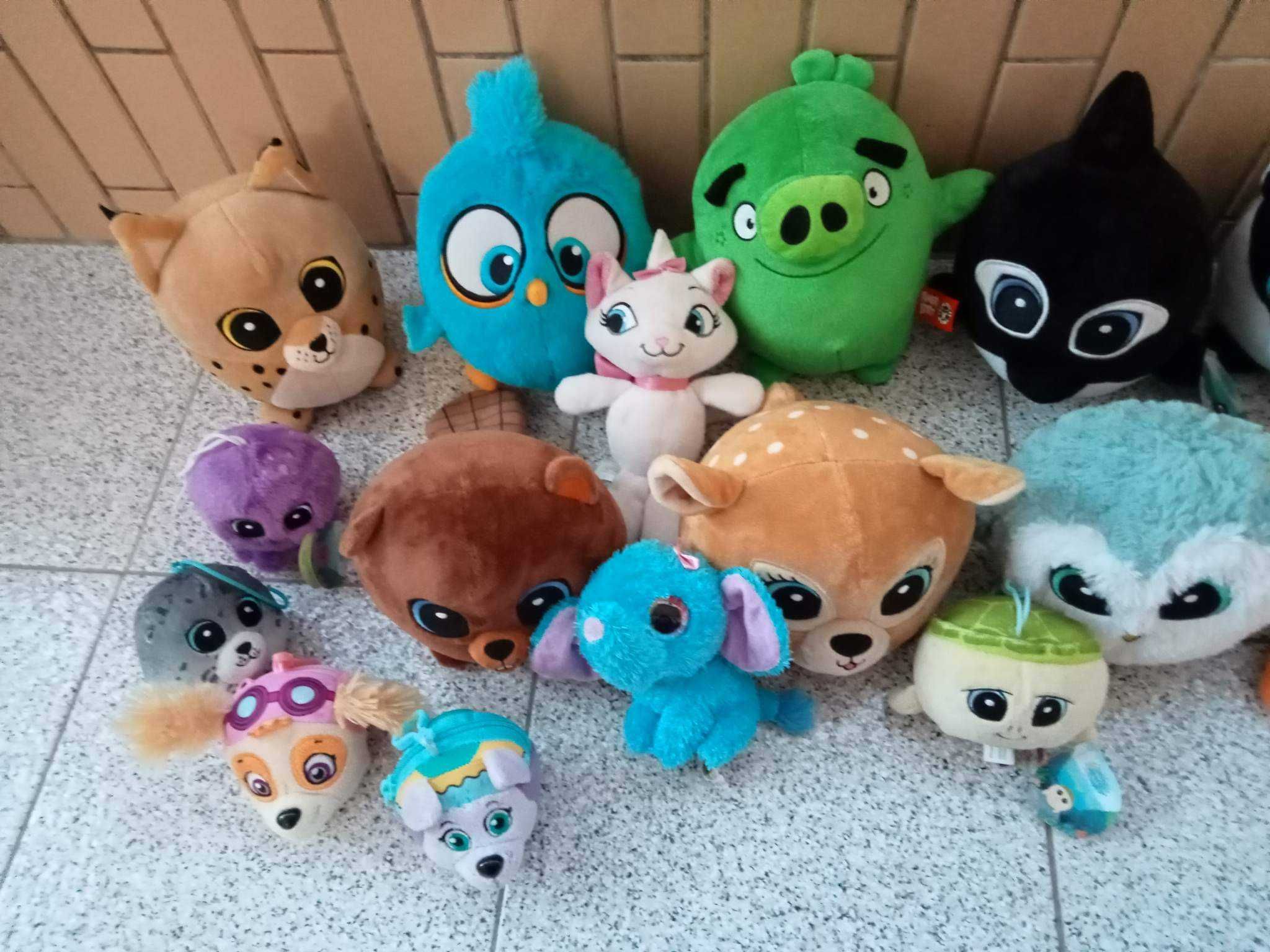 Coleção de peluches animais, legumes e outros