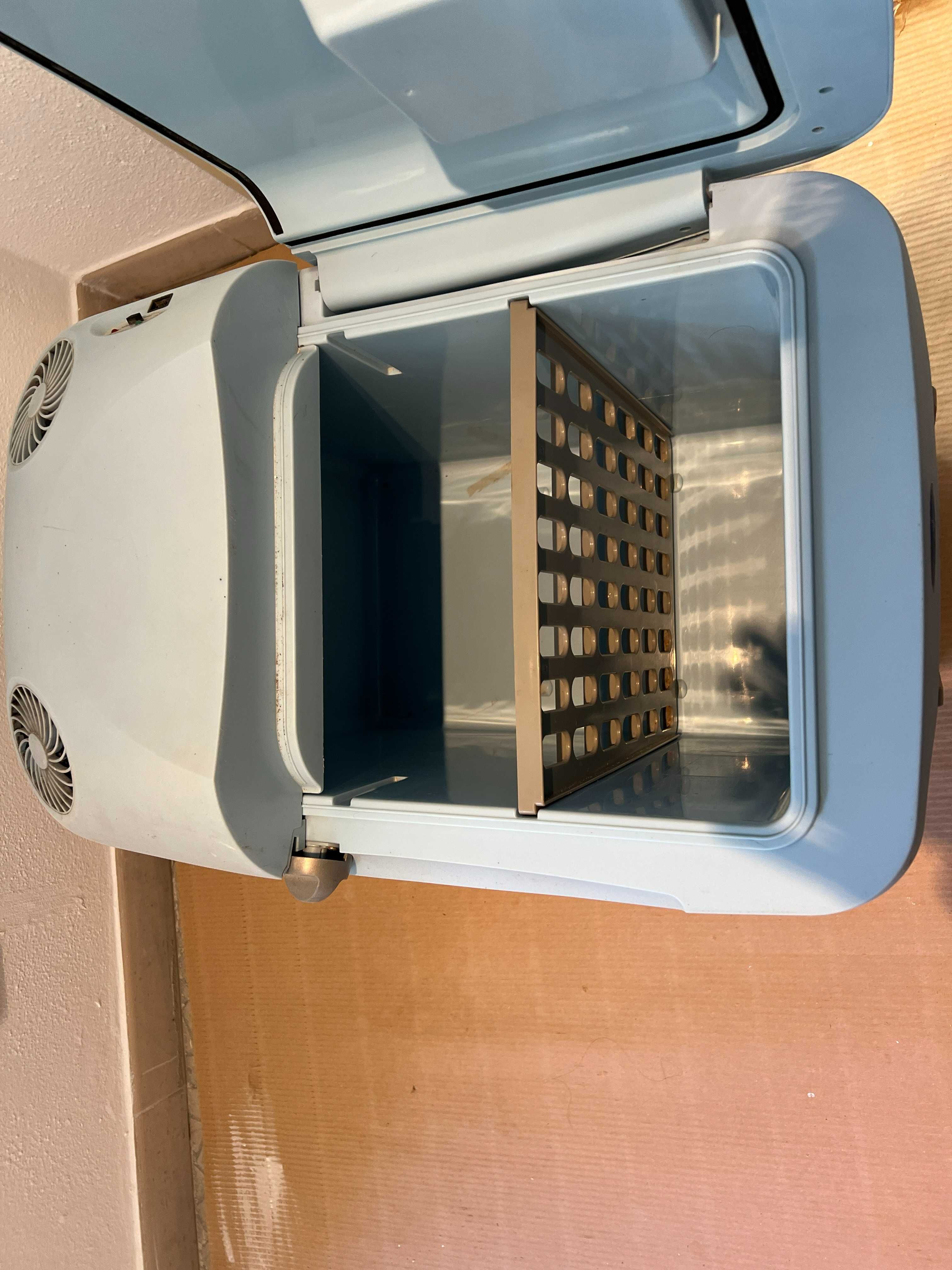 Arca frigorífica portátil com carregador para carro