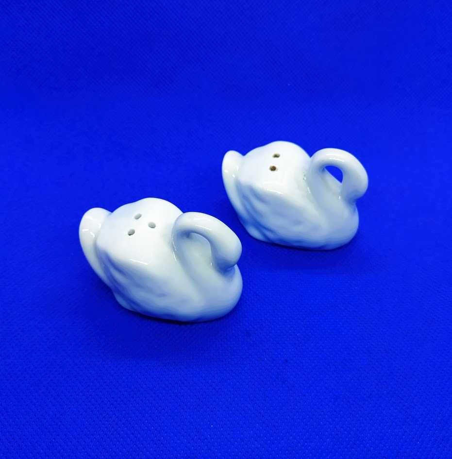 Par de paliteiros de coleção em formato cisne em faiança