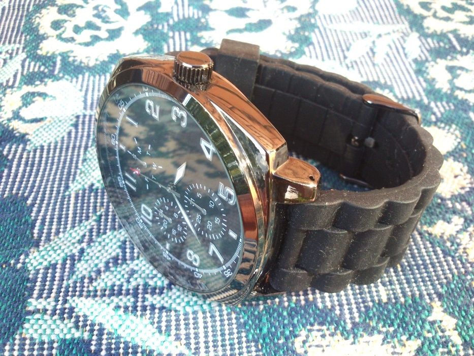 Продам новые наручные мужские часы.