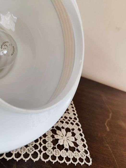 Lampa wisząca sufitowa z czasów PRL-u z dużym mlecznym kloszem sprawna