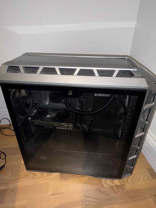 Komputer gaimingowy z monitorem