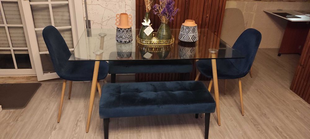 Mesa de vidro + 4 cadeiras + 2 bancos