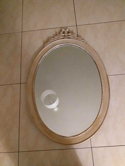 Conjunto de espelho, cadeira e mesinha de apoio. As 3 peças 200 €.