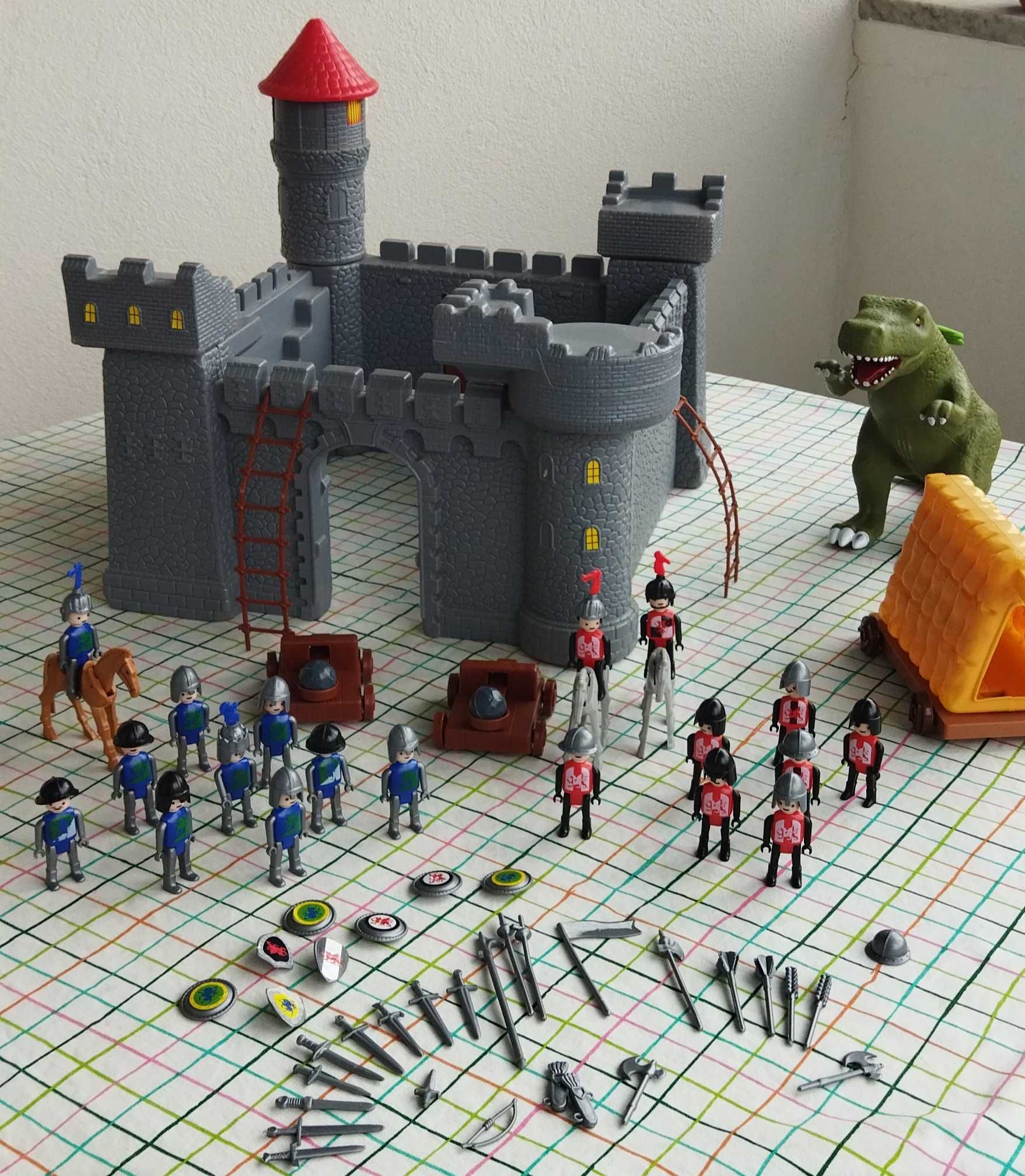 Castelo medieval com guerreiros e apetrechos + Estojo dinossauro