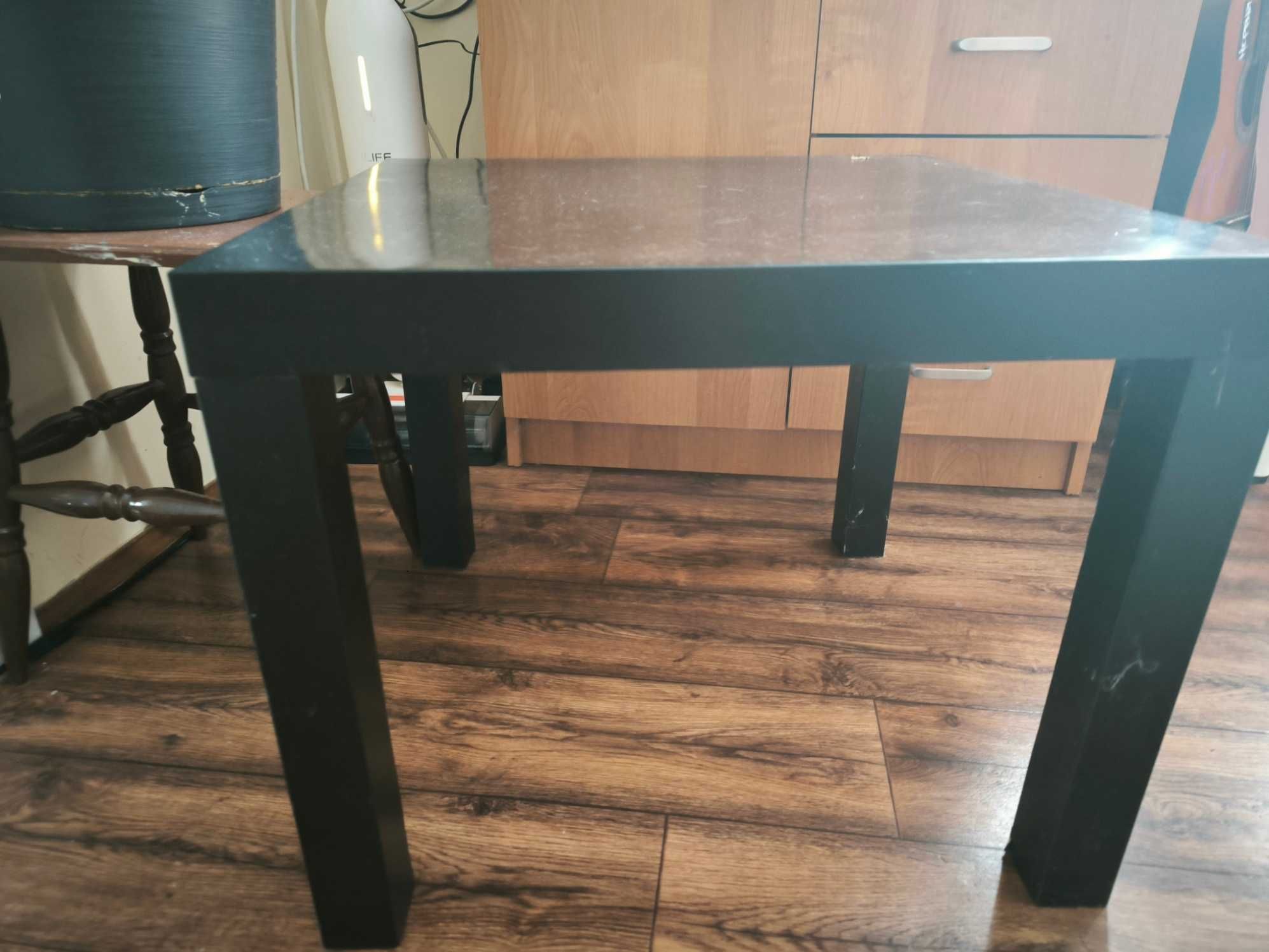 Małe czarne biurko.