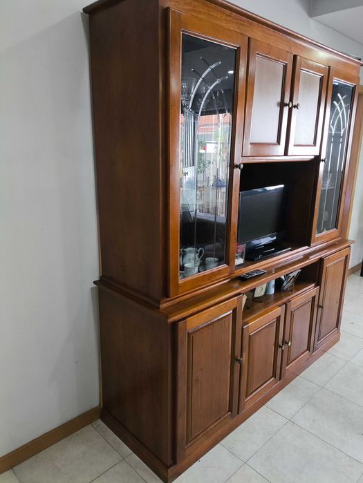 Móvel de sala em madeira de qualidade c/vitrines, arrumação e espaçoTV