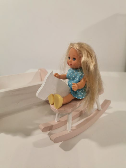 Drewniane akcesoria dla lalek łóżko i koń na biegunach