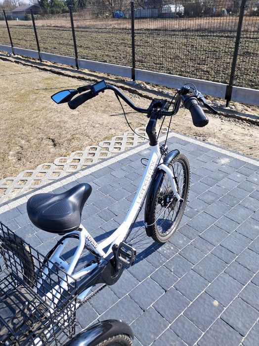 Rower elektryczny trójkołowy z dużym koszem