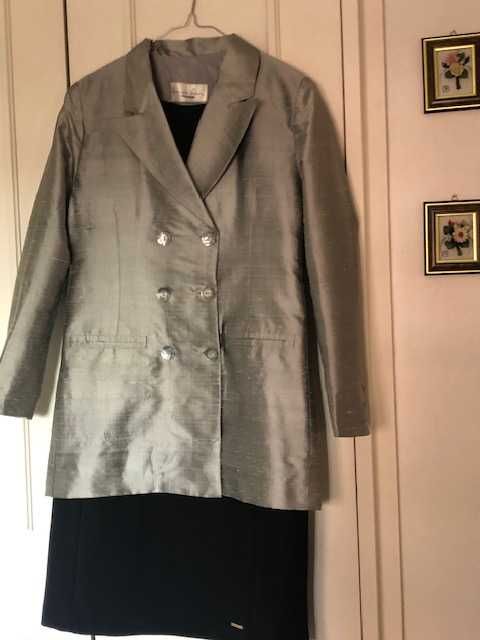 Blazer de senhora em seda de cor prateada, com discreto brilho