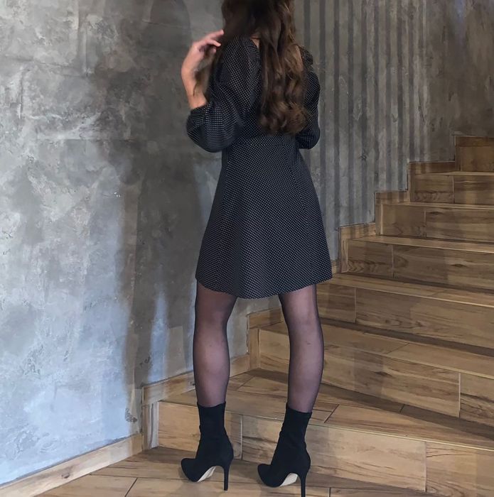 Чорна сукня в горошок