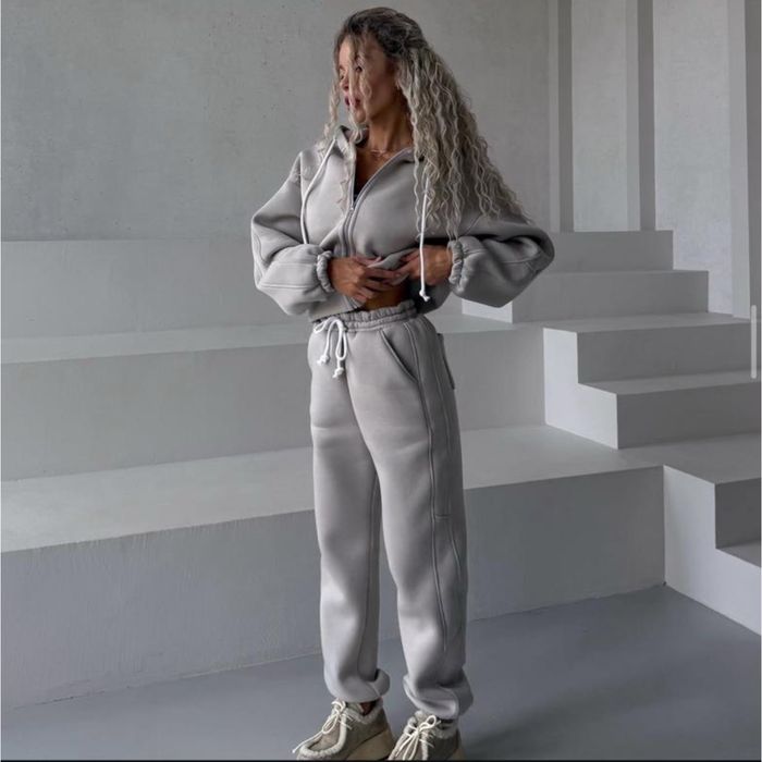 Теплий жіночий костюм