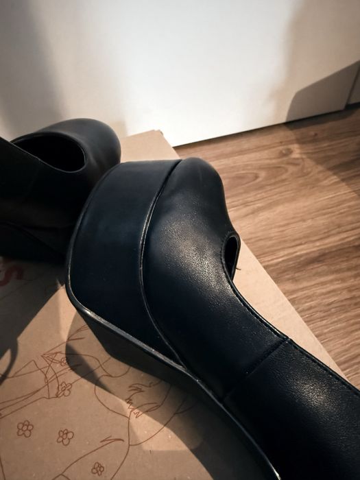 czarne czółenka, buty na wysokim słupku i platformie