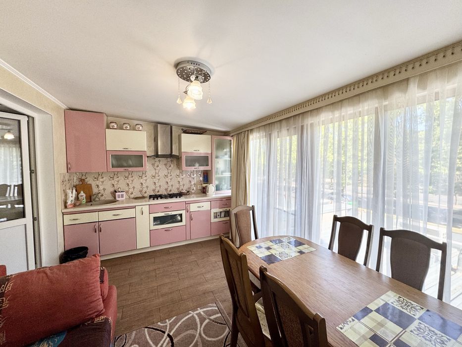 Продам 2 к.квартиру. 2эт/9эт, кирпич! Кухня -19кв.м