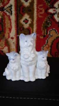 Фарфоровая статуэтка" Кошка и котята"