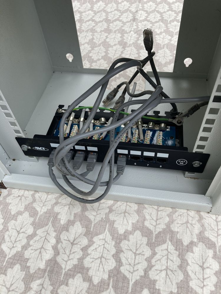 Szafka serwerowa instalacyjna,Patch panel RJ-45