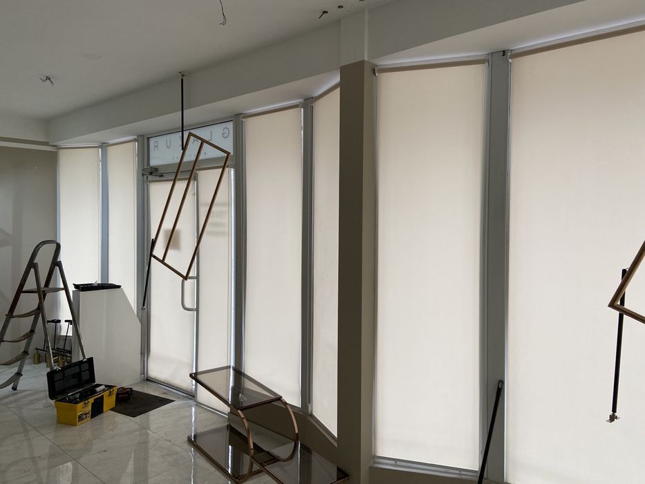 Рулонные бежевые шторы