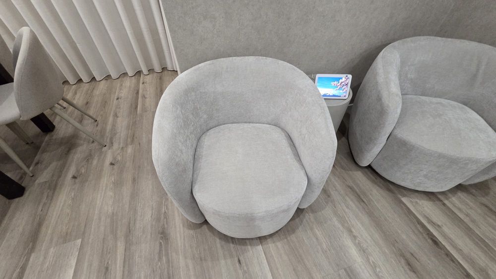 Cadeirão lindo  rotativa Chenille bege / acizentado
